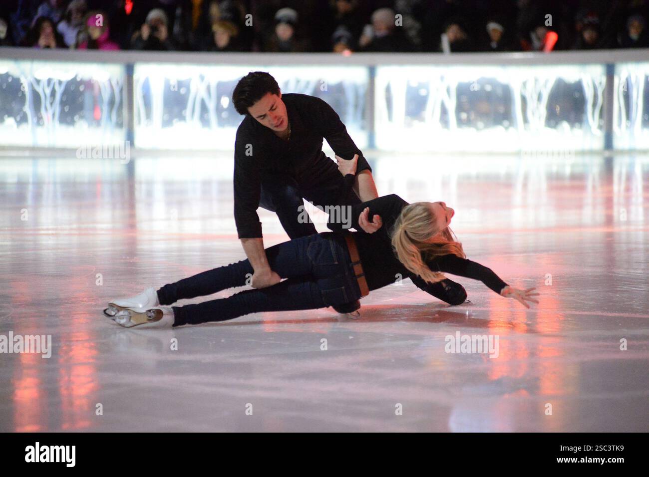 Kaitlyn Weaver et Andrew Poje au Winter Village de Bryant Park pour une vitrine de patinage lors du FrostFest le 1er février 2019 à New York Banque D'Images