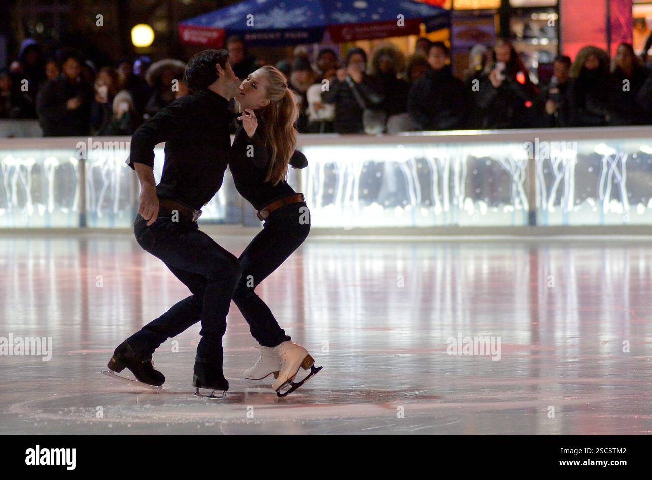 Kaitlyn Weaver et Andrew Poje au Winter Village de Bryant Park pour une vitrine de patinage lors du FrostFest le 1er février 2019 à New York Banque D'Images