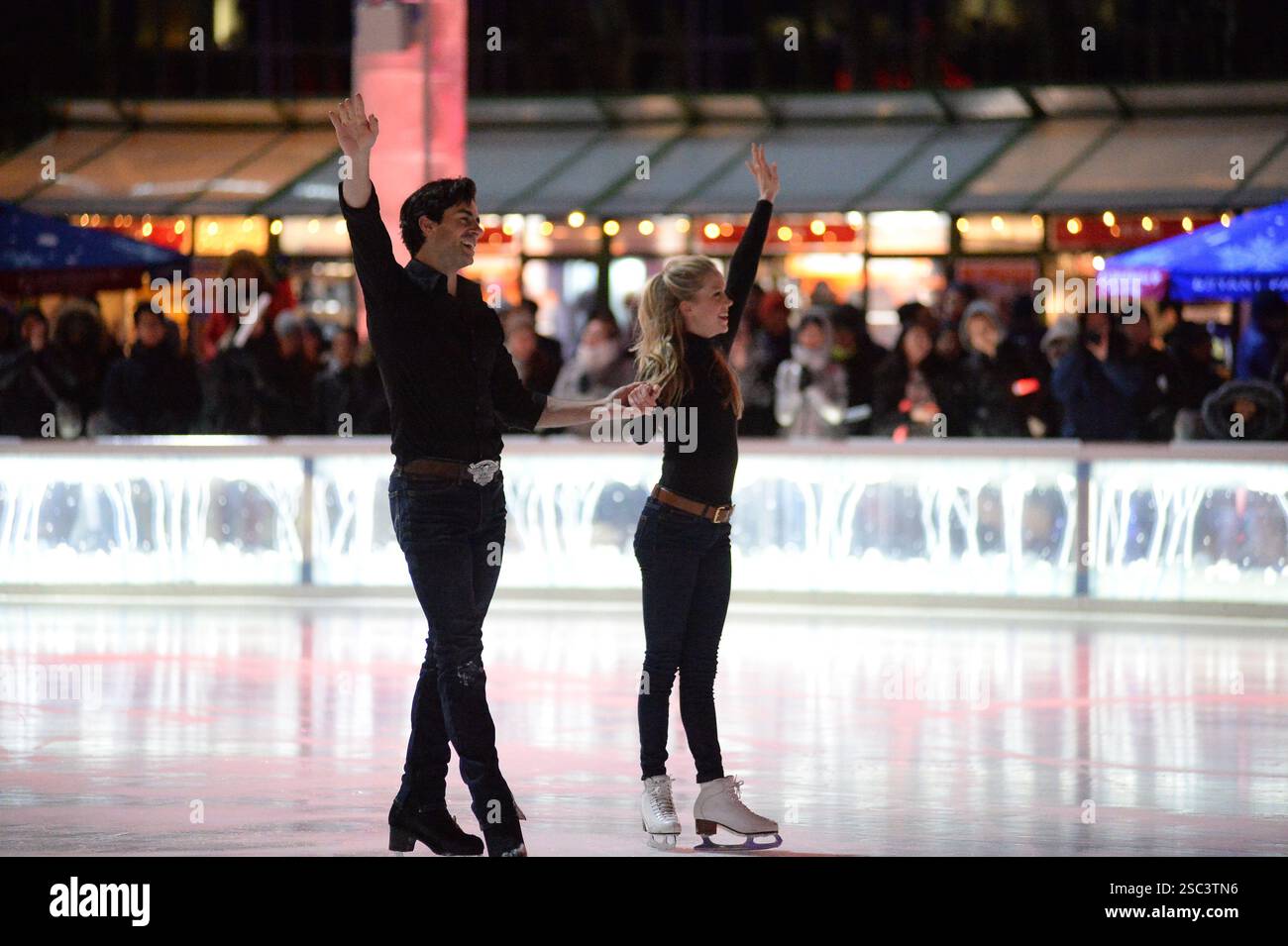Kaitlyn Weaver et Andrew Poje au Winter Village de Bryant Park pour une vitrine de patinage lors du FrostFest le 1er février 2019 à New York Banque D'Images