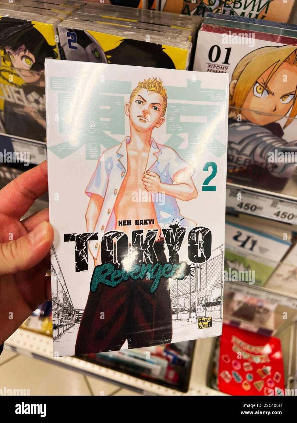 Kiev, Ukraine - 04 février 2025 : photo d'un homme tenant un volume manga Tokyo Revengers près d'une librairie. Banque D'Images