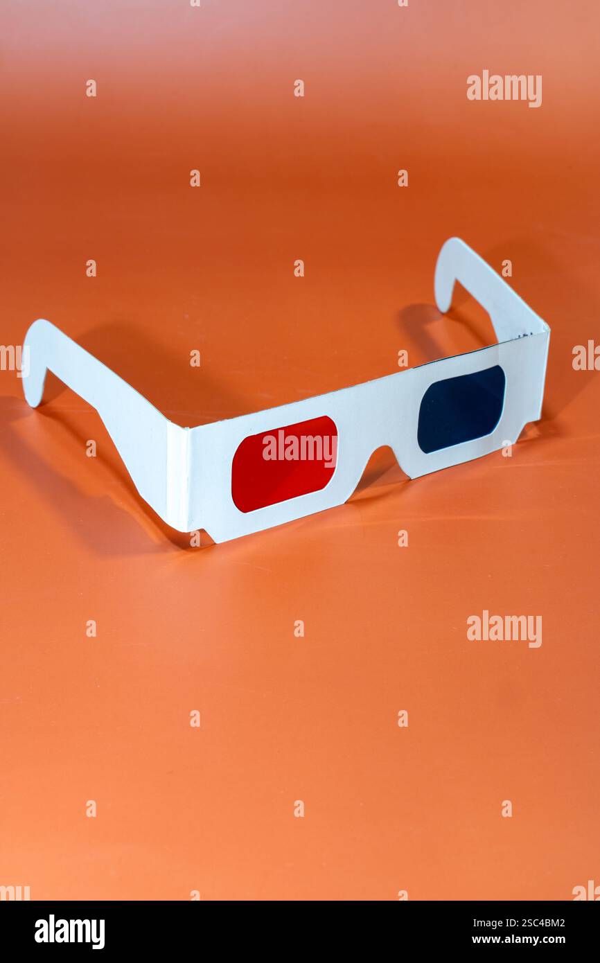 Lunettes 3D sur fond orange. Banque D'Images