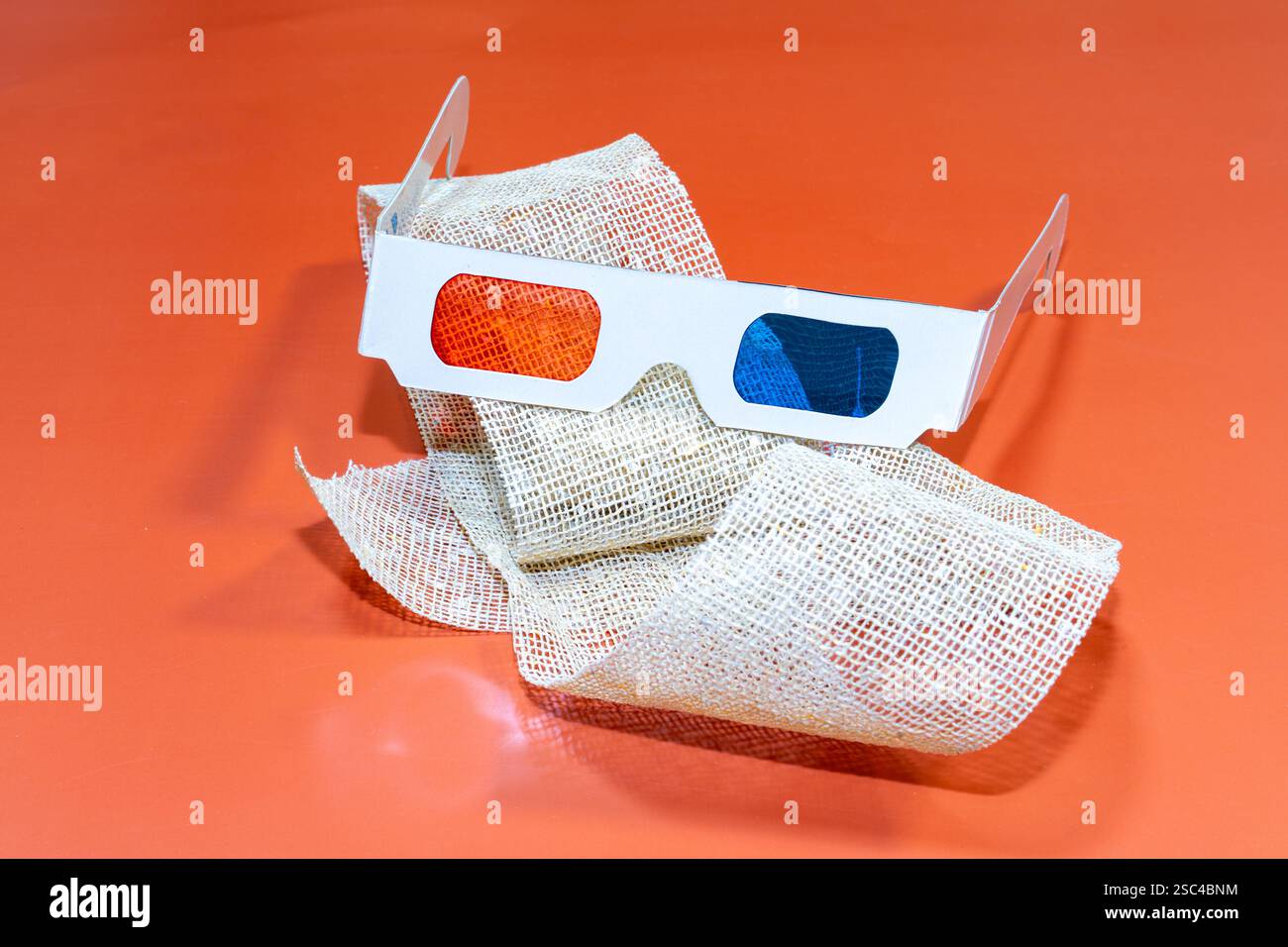 Lunettes pour voir la 3D au cinéma sur une surface orange Banque D'Images