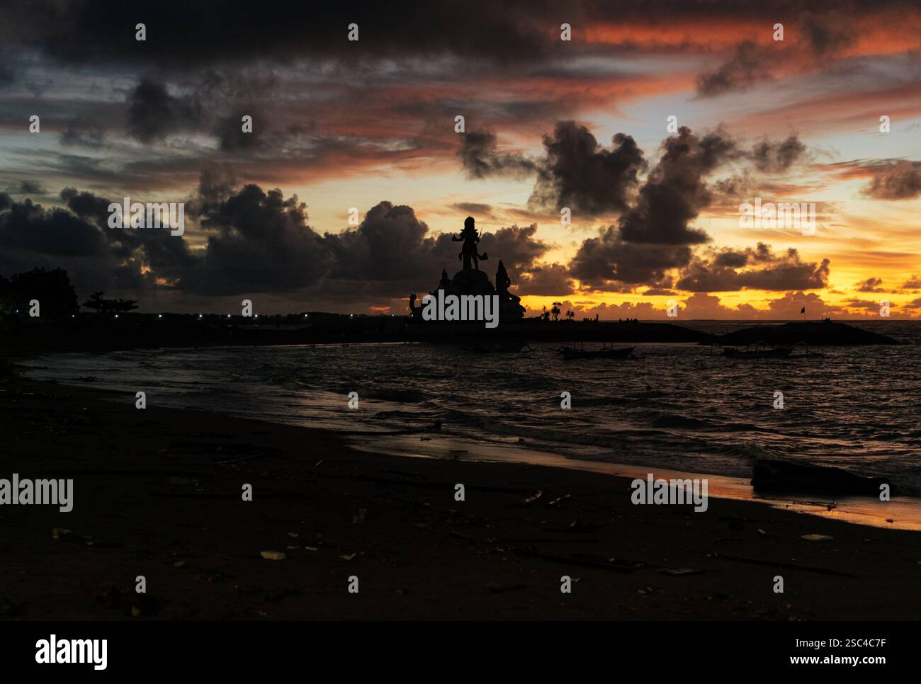 Beau ciel de coucher de soleil sur la plage à Bali Banque D'Images