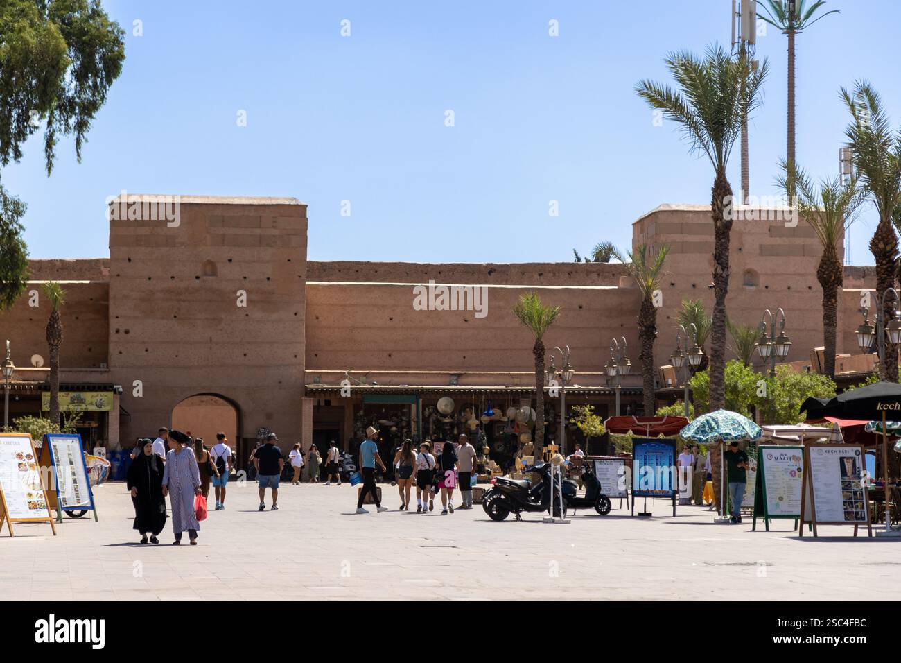 Place des Ferblantiers, située en bordure du Mellah, ancien quartier juif de Marrakech. Tinsmiths Square Banque D'Images