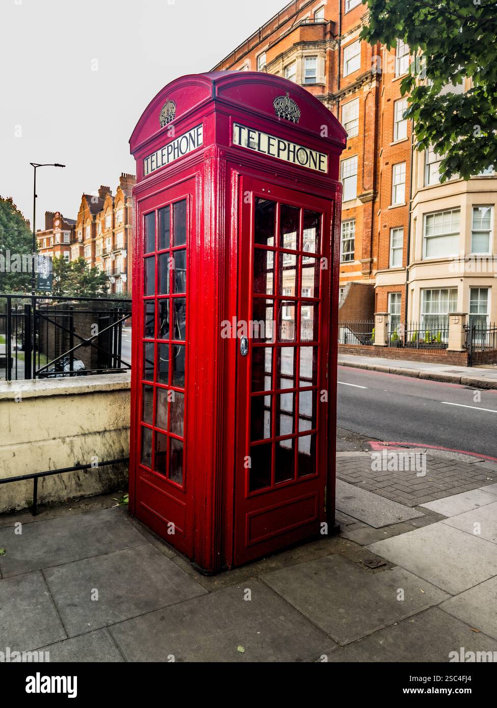 Cabine téléphonique rouge emblématique dans une rue de Chelsea, Londres, Angleterre. Banque D'Images