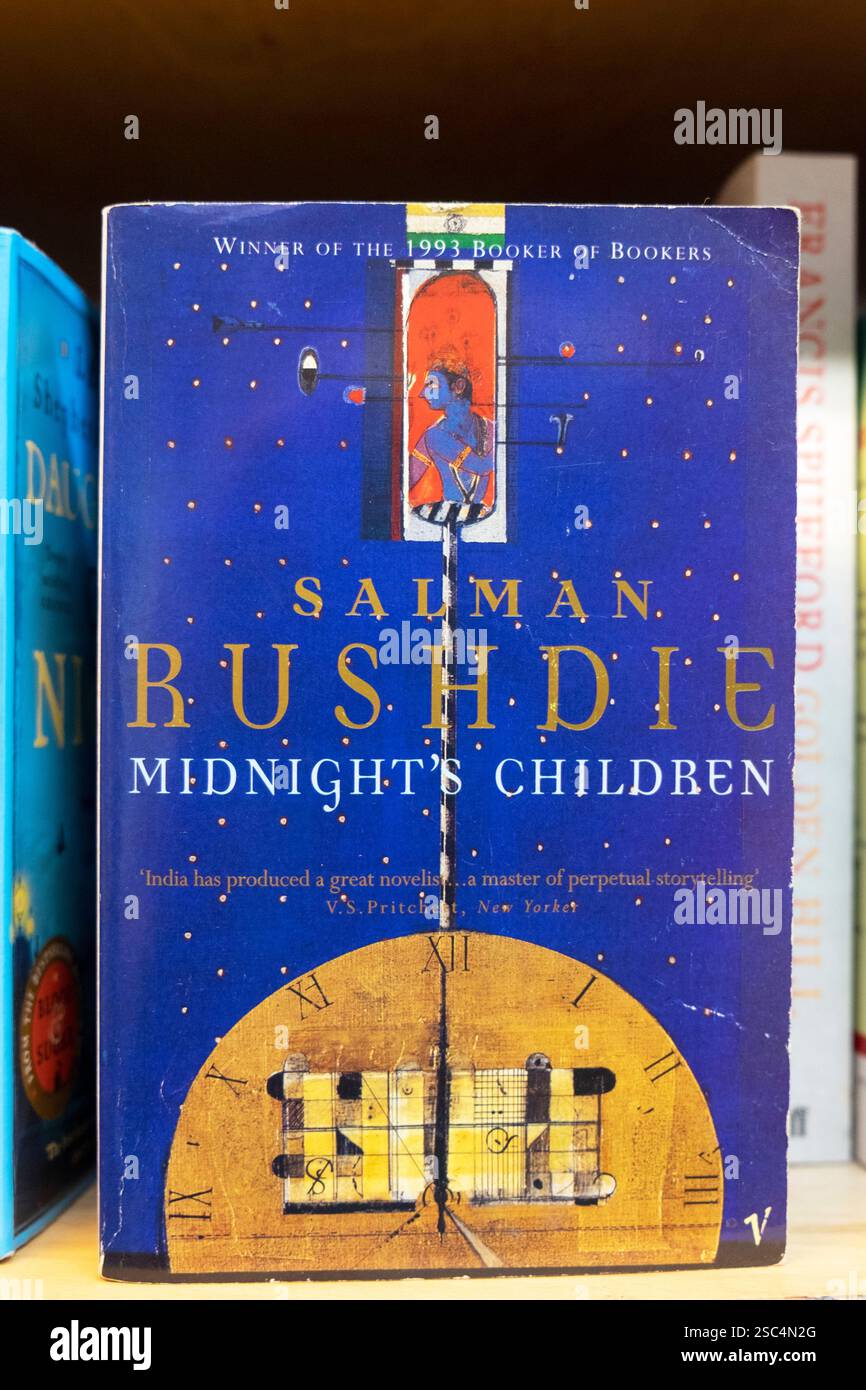 Livre 'Midnight's Children' par l'auteur Salman Rushdie sur une étagère dans une librairie de charité d'occasion bibliothèque communautaire à Londres Royaume-Uni 2025 KATHY DEWITT Banque D'Images