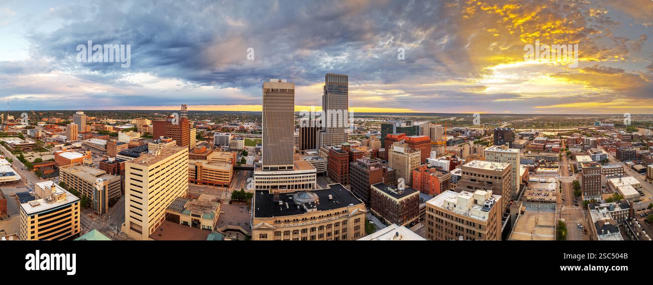 Omaha, Nebraska, États-Unis skyline du centre-ville d'en haut à l'aube. Banque D'Images