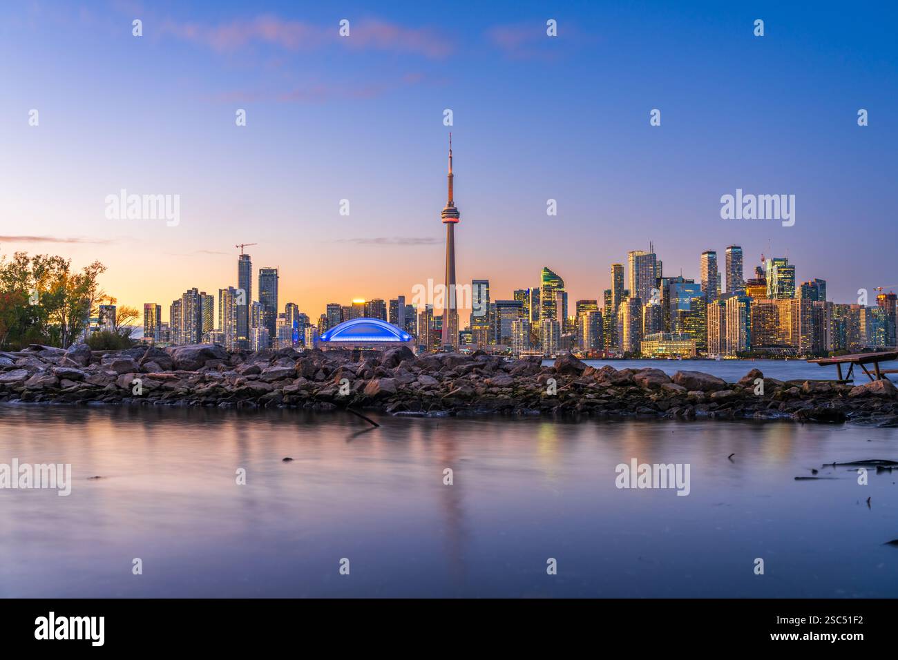 Toronto, Ontario, Canada paysage urbain sur le lac Ontario au crépuscule. Banque D'Images