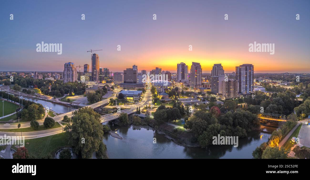 London, Ontario, Canada skyline du centre-ville sur la Tamise à l'heure bleue. Banque D'Images