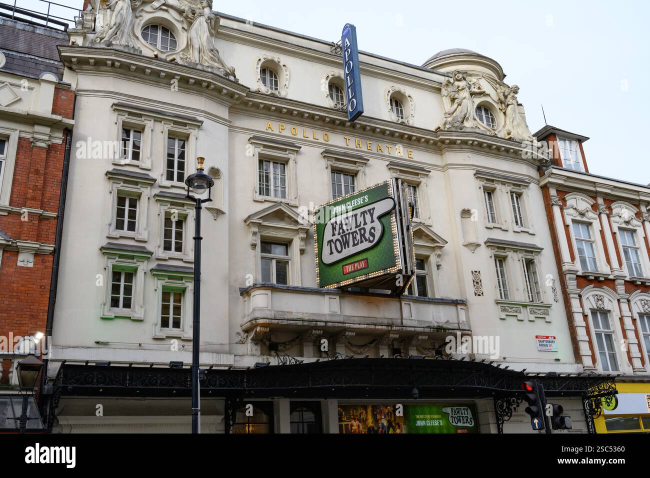 Fawlty Towers : The Play est une comédie de John Cleese basée sur sa sitcom télévisée actuellement diffusée au Apollo Theatre, Shaftsbury Avenue, à Londres. Banque D'Images