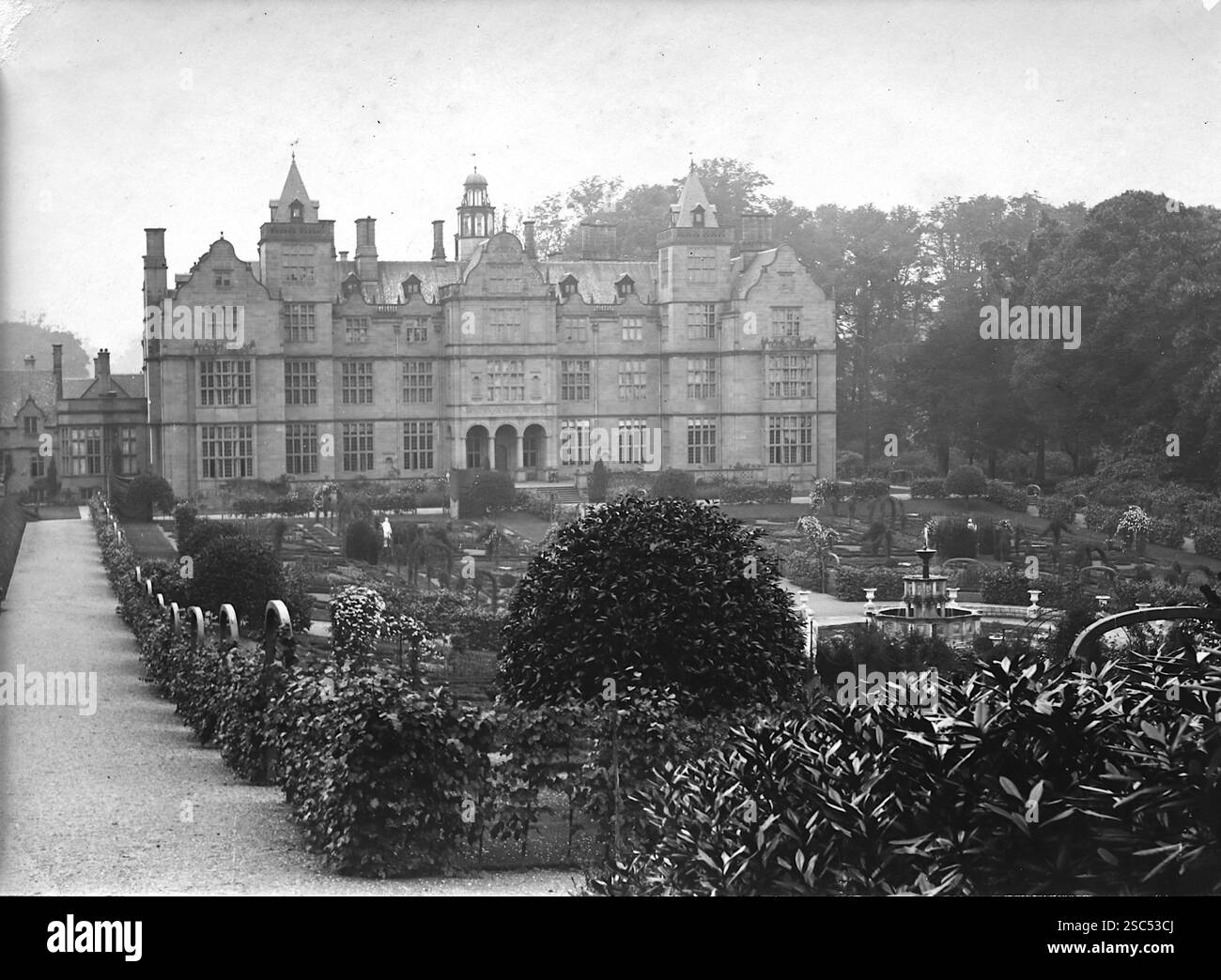 Une vue depuis le terrain, Hewell Grange, un manoir jacobain du XIXe siècle construit pour le 1er comte de Plymouth, à Tardebigge, Worcestershire, Angleterre. C1900s, monochrome : d'une importante collection historique de photographies originales et inattribuées de l'albumen de la fin de l'époque victorienne au début de l'époque édouardienne : une tournée britannique comprenant le Staffordshire, le Warwickshire et le nord du pays de Galles. La qualité des originaux était variable et la plupart étaient autour de 108x165mm. Banque D'Images
