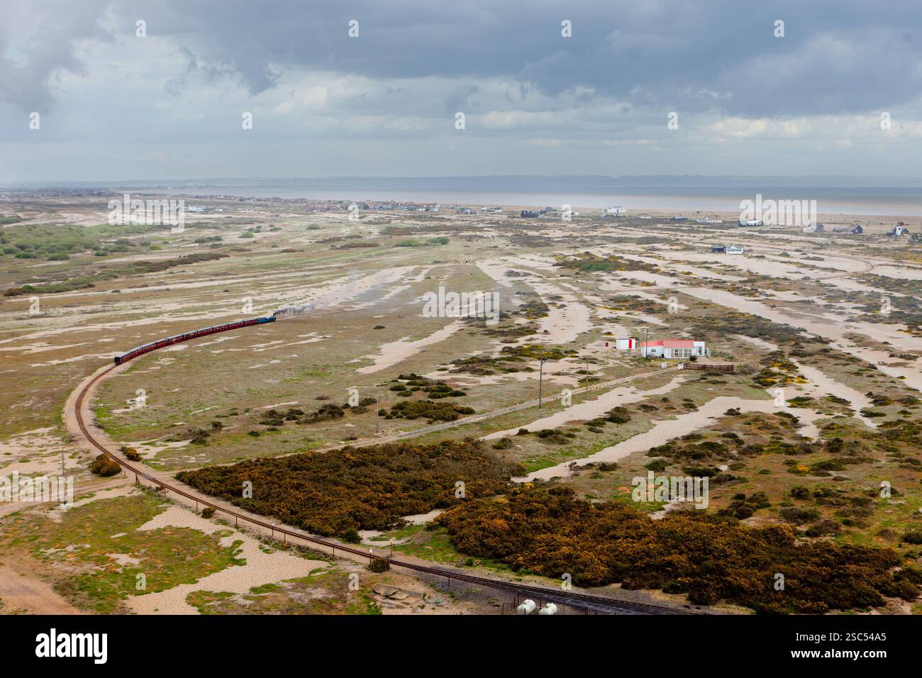 Le chemin de fer à vapeur Romney, Hythe and Dymchurch miniture traverse Dungeness, Kent, Angleterre Banque D'Images