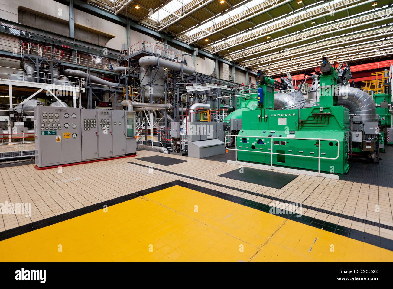 La salle des turbines de la centrale nucléaire Dungeness B, Kent. Banque D'Images