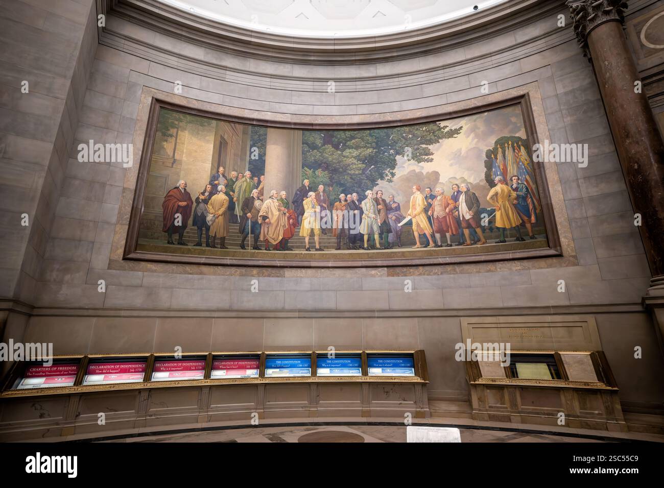 WASHINGTON DC — la fresque murale de Barry Faulkner « la Déclaration d'indépendance » domine la rotonde des Archives nationales au-dessus des Chartes de la liberté. Créée en 1936, la murale représente 28 délégués au Congrès continental de 1776, dont Thomas Jefferson présentant la Déclaration à John Hancock, 26 délégués représentés étant signataires du document. Banque D'Images