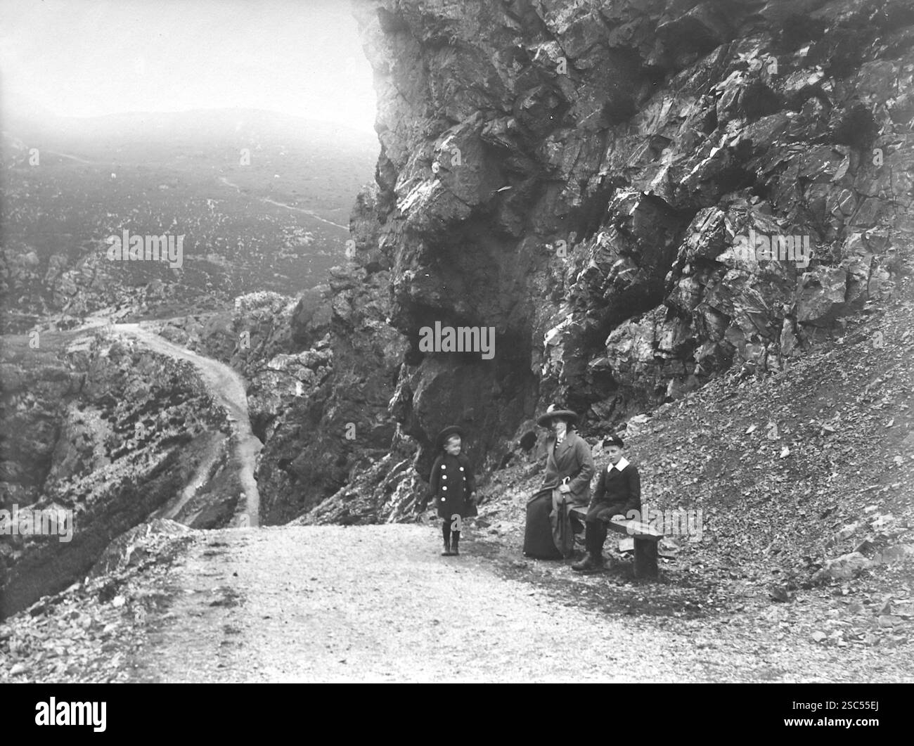 Une dame et deux enfants au sommet du col Sychnant à Snowdonia, Conwy, au nord du pays de Galles. C1900s, monochrome : d'une importante collection historique de photographies originales et inattribuées de l'albumen de la fin de l'époque victorienne au début de l'époque édouardienne : une tournée britannique comprenant le Staffordshire, le Warwickshire et le nord du pays de Galles. La qualité des originaux était variable et la plupart étaient autour de 108x165mm. Banque D'Images