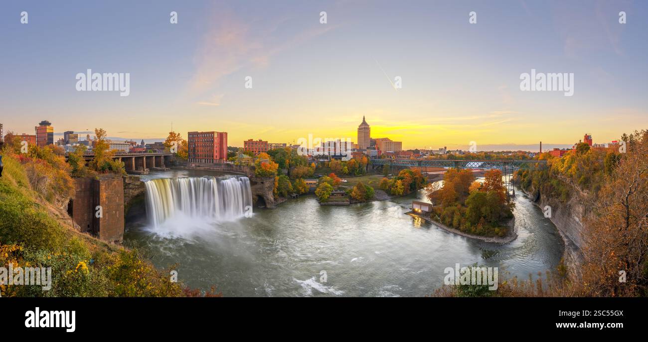 Rochester, New York, États-Unis paysage urbain sur la rivière Genesee et High Falls au crépuscule. Banque D'Images