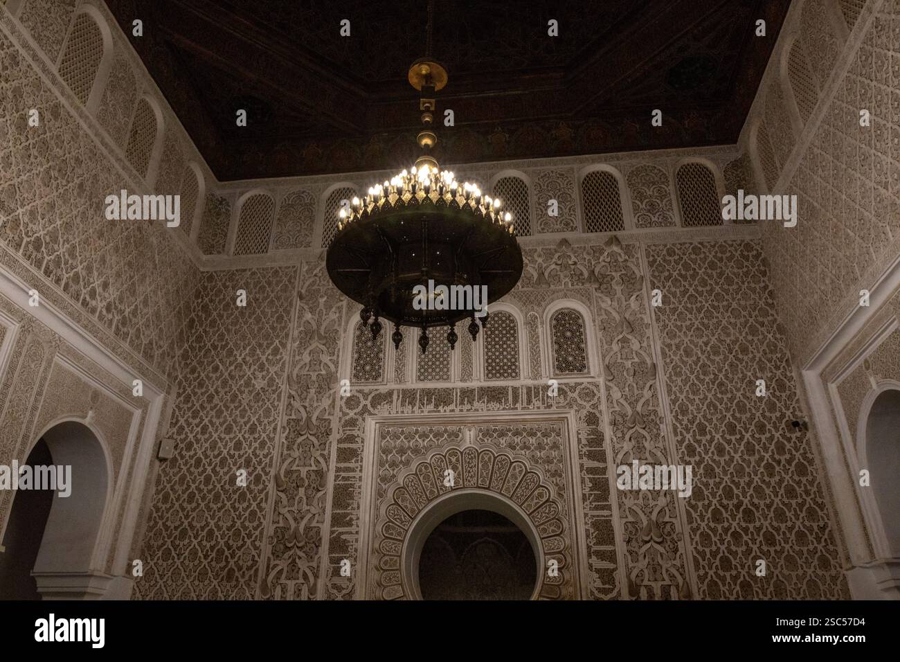 Madrassa Ben Youssef, bâtiment universitaire du XVIe siècle avec salle de prière et patio décoré avec balustrades et fouet sculpté. Marrakech, Maroc Banque D'Images