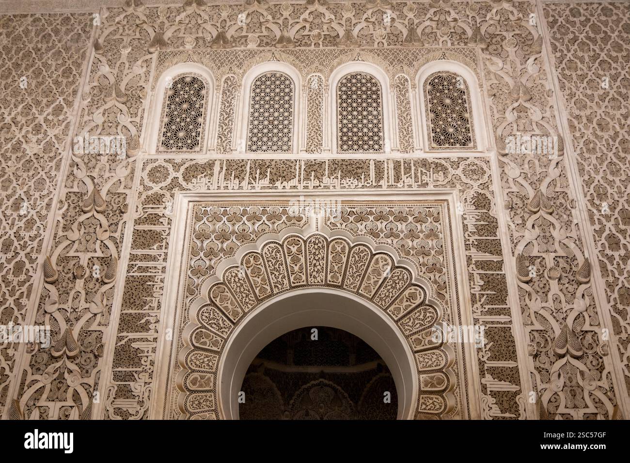 Madrassa Ben Youssef, bâtiment universitaire du XVIe siècle avec salle de prière et patio décoré avec balustrades et fouet sculpté. Marrakech, Maroc Banque D'Images