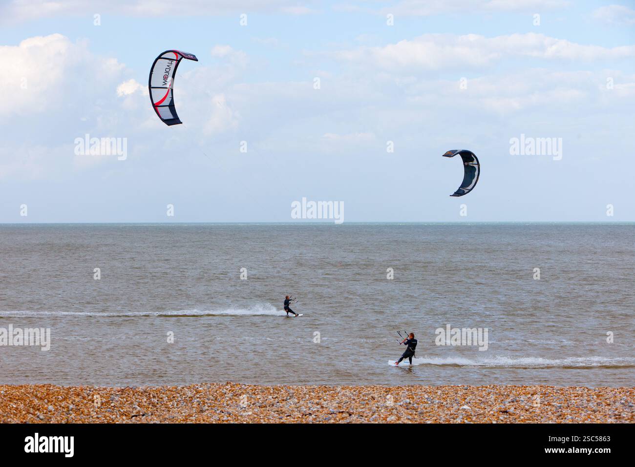 Kite-surf à Dungeness, Kent, Angleterre Banque D'Images