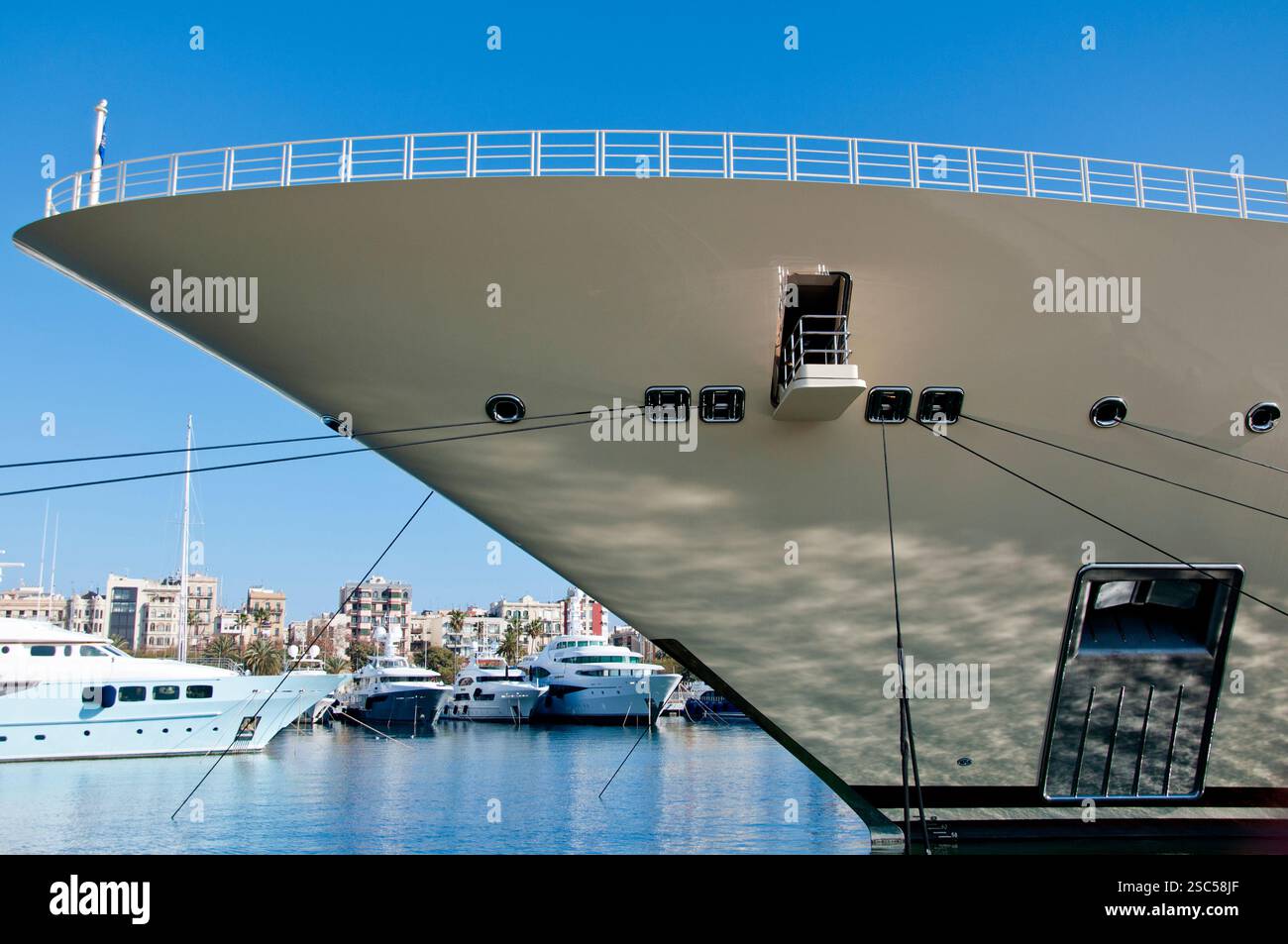 Mega-cruising yacht Dilbar amarré à Port Vell en hiver, Barcelone, Ciutat Vella, Espagne Banque D'Images