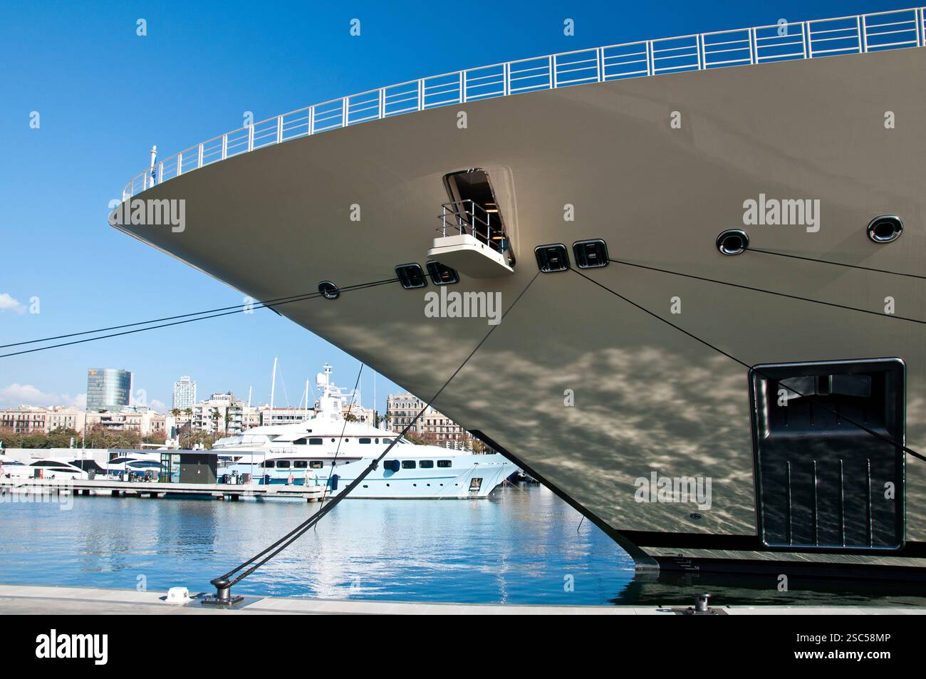 Mega-cruising yacht Dilbar amarré à Port Vell en hiver, Barcelone, Ciutat Vella, Espagne Banque D'Images
