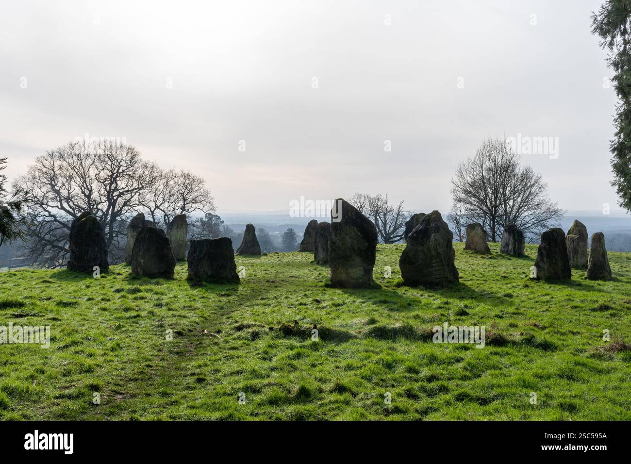 Les Dragonstones sur Hascombe Hill, un cercle de pierre moderne dans le paysage national de Surrey Hills, Surrey, Angleterre, Royaume-Uni, pendant l'hiver Banque D'Images