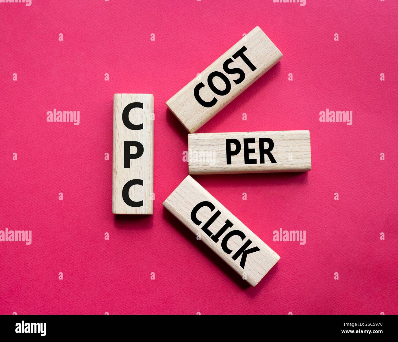 CPC - symbole coût par clic. Mot concept AGM sur cubes en bois. Beau fond rouge. Business et AGM concept. Copier l'espace. Banque D'Images