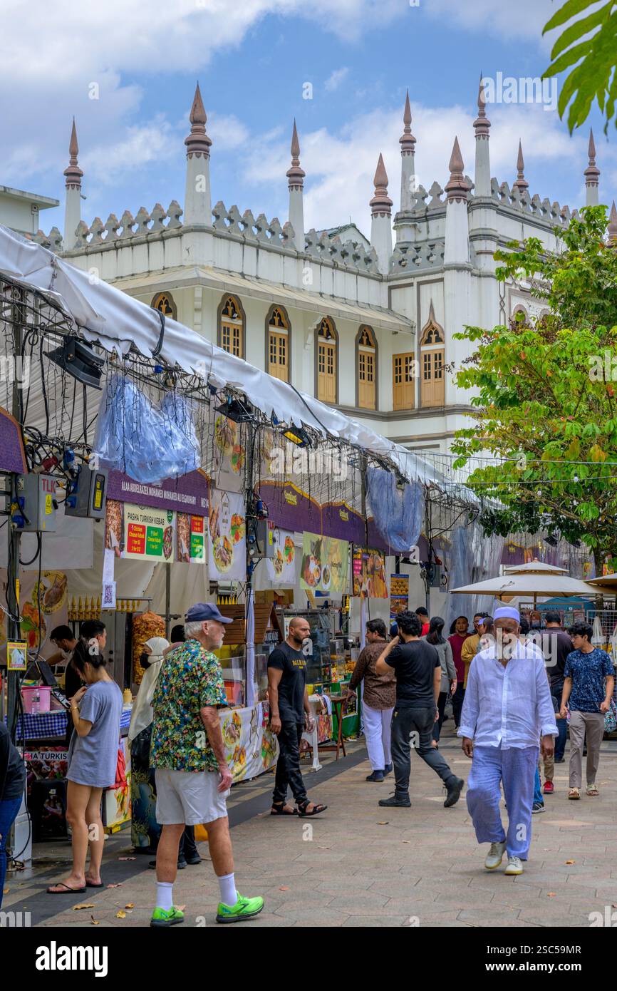 Touristes et habitants attirés par les stands de nourriture du Ramadhan dans la rue Muscat de Singapour, à l'ombre de la mosquée du Sultan, monument religieux de Kampong Glam Banque D'Images