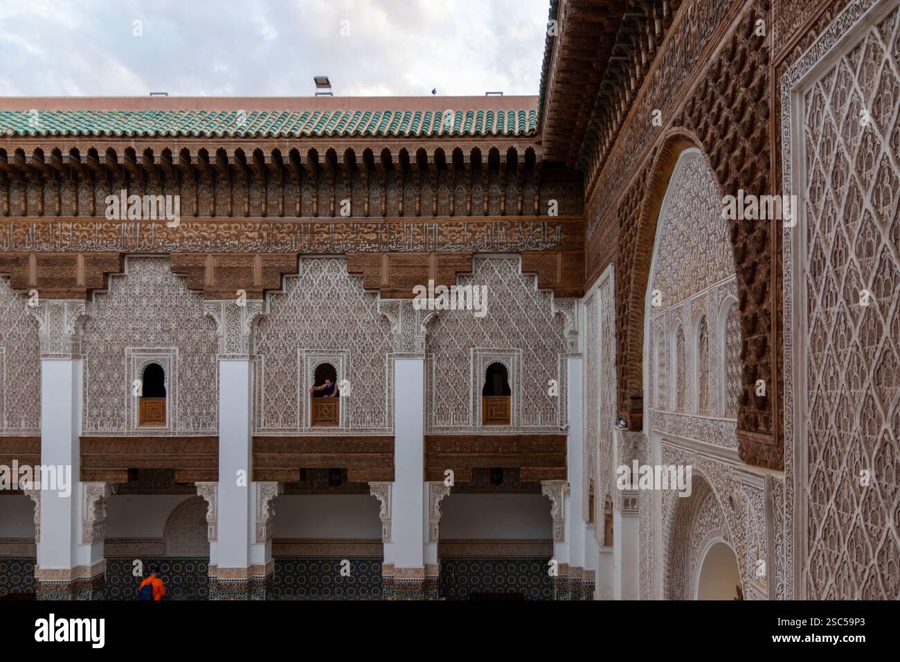 Madrassa Ben Youssef, bâtiment universitaire du XVIe siècle avec salle de prière et patio décoré avec balustrades et fouet sculpté. Marrakech, Maroc Banque D'Images