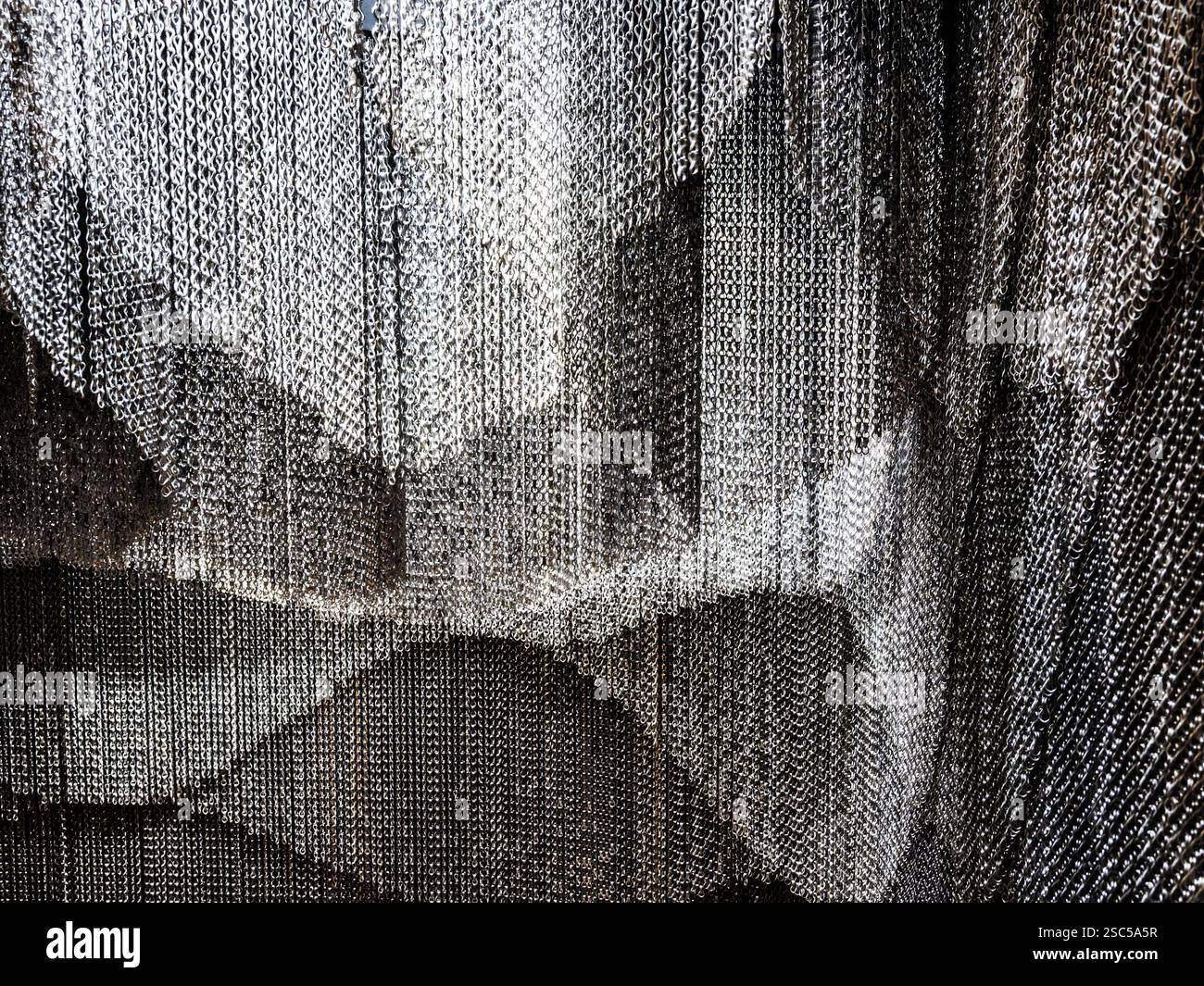 Cose-up des rideaux de chaîne en aluminium en cascade dans la cage d'escalier de la Casa Batllo à Barcelone, Espagne. Banque D'Images