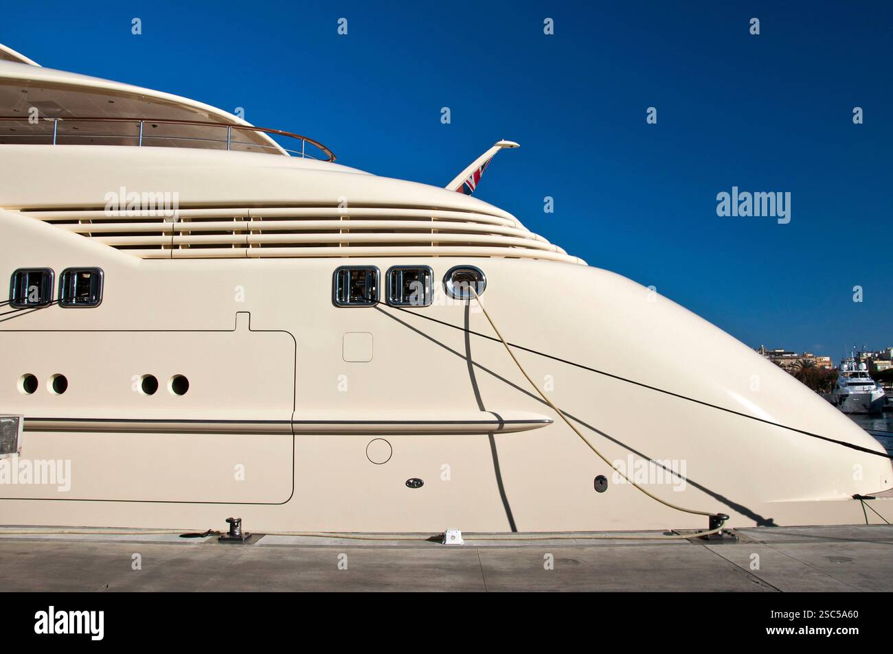 Détail du yacht Mega-croisière Dilbar amarré à Port Vell en hiver, Barcelone, Ciutat Vella, Espagne Banque D'Images