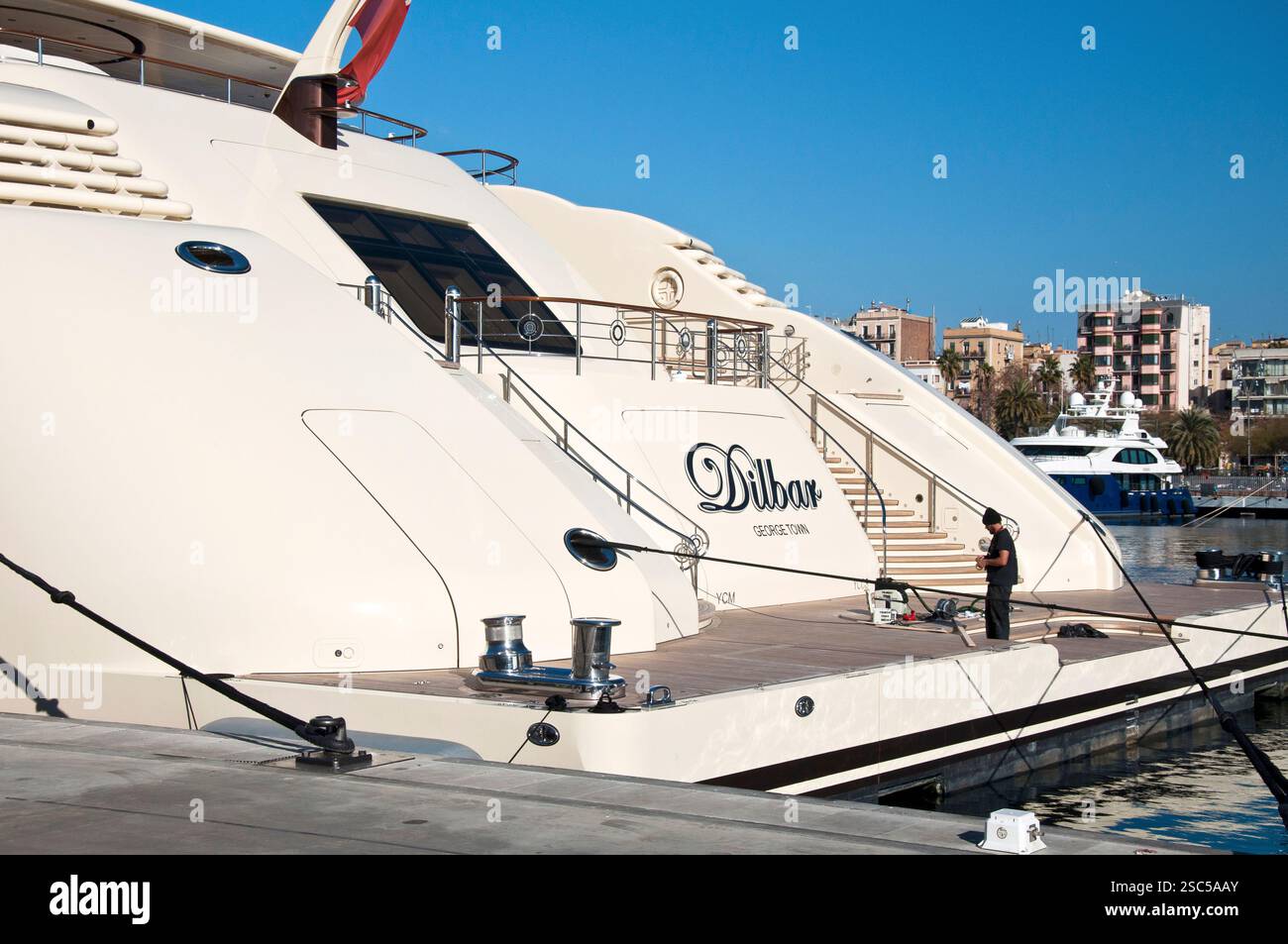 Mega-cruising yacht Dilbar amarré à Port Vell en hiver, Barcelone, Ciutat Vella, Espagne Banque D'Images