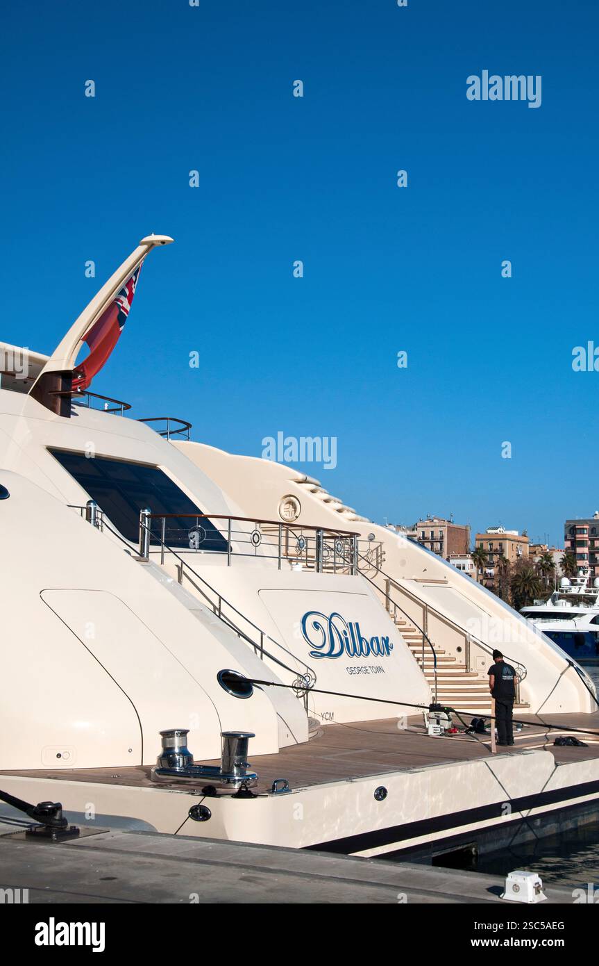 Mega-cruising yacht Dilbar amarré à Port Vell en hiver, Barcelone, Ciutat Vella, Espagne Banque D'Images
