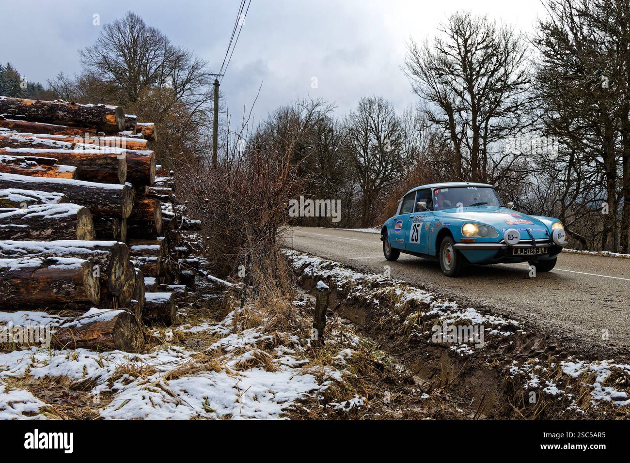 Clelles, FRANCE, 1er février 2025 : année après année, le Rallye Monte-Carlo historique continue de se démarquer par la diversité et l'authenticité de son Ro Banque D'Images