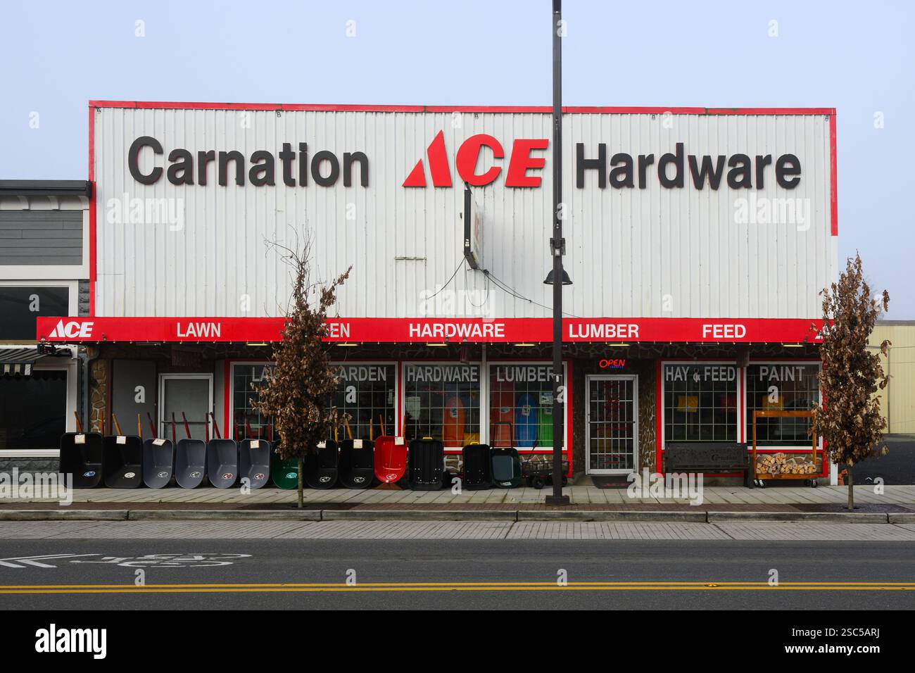 Carnation, WA, États-Unis - 18 janvier 2025 ; Carnation Ace Hardware store dans le centre-ville de Snoqualmie Valley Banque D'Images