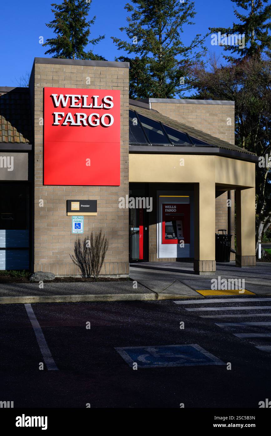 Issaquah, WA, États-Unis - 19 janvier 2025 ; succursale de la banque Wells Fargo avec panneau rouge et blanc sur le bâtiment Banque D'Images