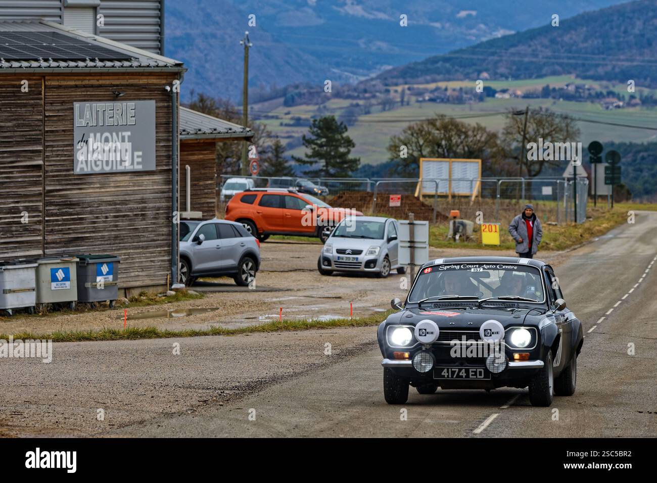Clelles, FRANCE, 1er février 2025 : année après année, le Rallye Monte-Carlo historique continue de se démarquer par la diversité et l'authenticité de son Ro Banque D'Images
