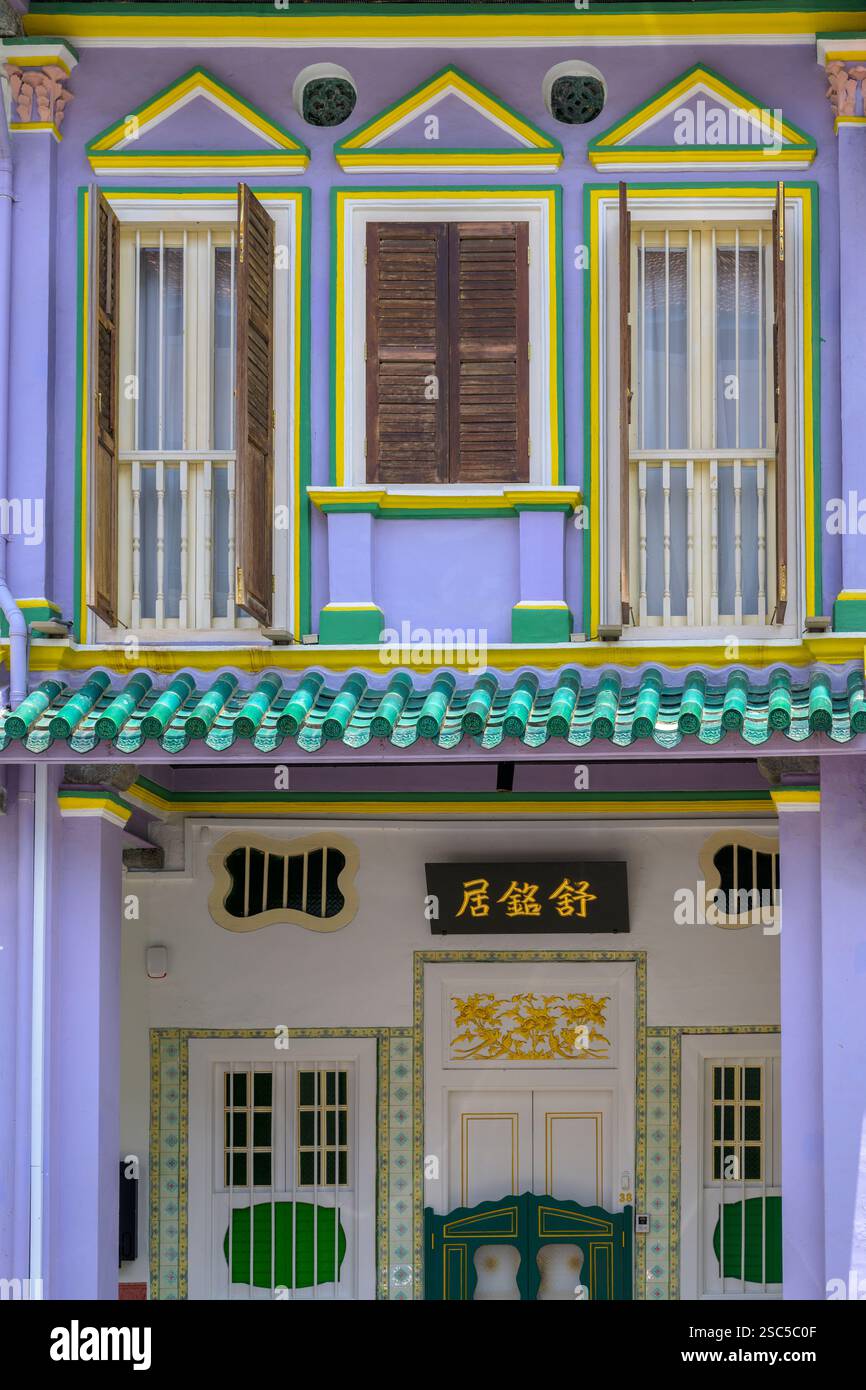 Des maisons historiques colorées bordent Emerald Hill Road à Singapour. Banque D'Images