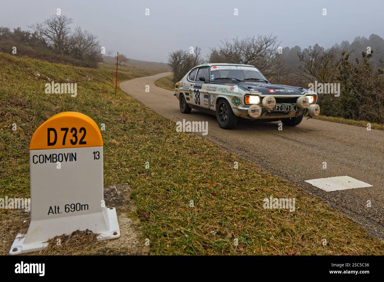 GIGORS, FRANCE, 3 février 2025 : les voitures de rallye historiques circulent sur les routes du Vercors, dans le cadre du prestigieux Rallye Monte-Carlo historique. Banque D'Images
