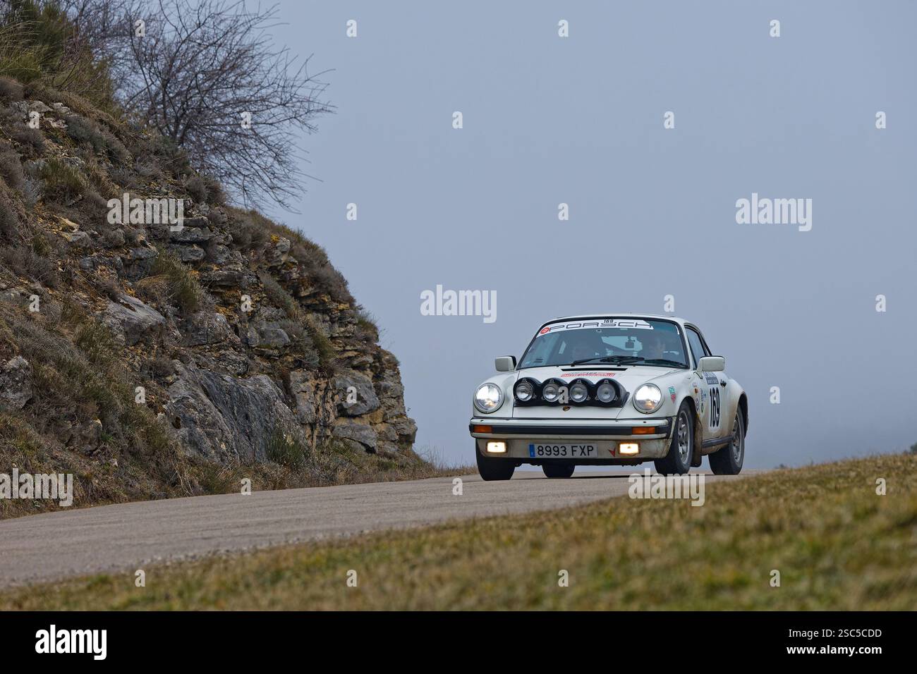 GIGORS, FRANCE, 3 février 2025 : les voitures de rallye historiques circulent sur les routes du Vercors, dans le cadre du prestigieux Rallye Monte-Carlo historique. Banque D'Images