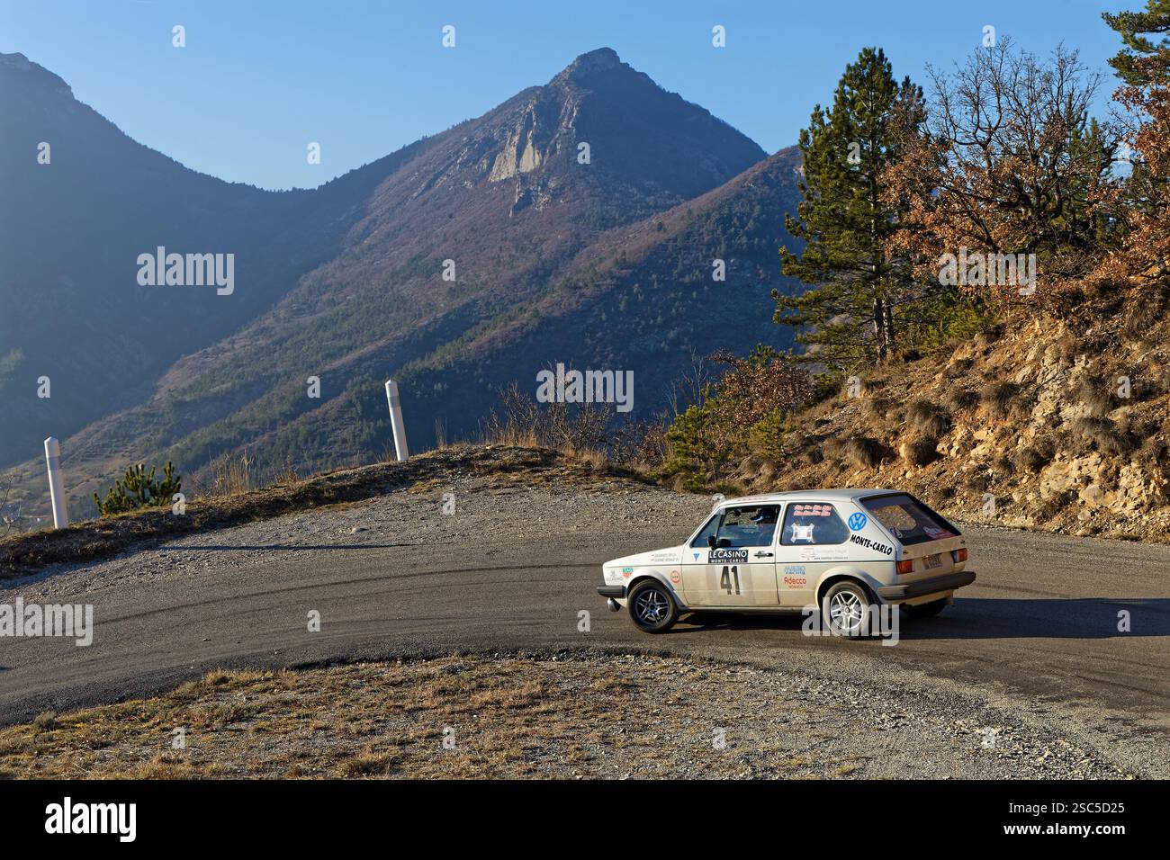 SAINT-NAZAIRE-LE-DESERT, FRANCE, 4 février 2025 : les voitures de rallye historiques roulent de la Drome à Monaco, dans le cadre du prestigieux Rallye Monte-Carlo Hist Banque D'Images