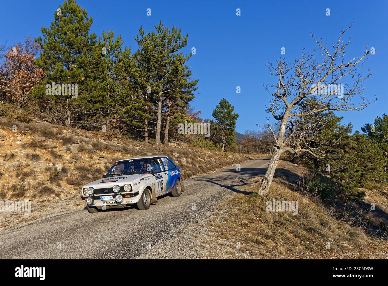 SAINT-NAZAIRE-LE-DESERT, FRANCE, 4 février 2025 : les voitures de rallye historiques roulent de la Drome à Monaco, dans le cadre du prestigieux Rallye Monte-Carlo Hist Banque D'Images