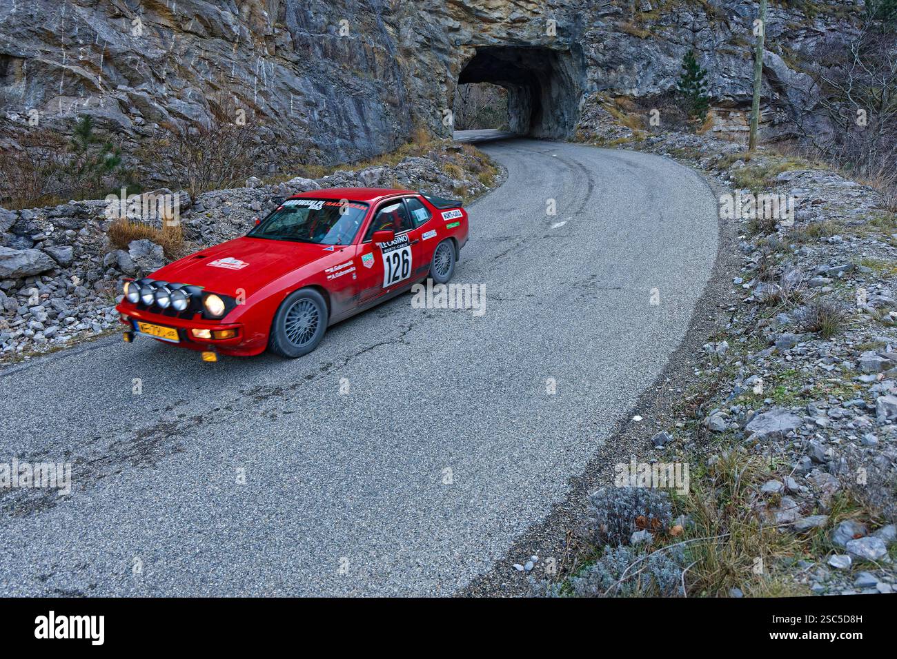 SAINT-NAZAIRE-LE-DESERT, FRANCE, 4 février 2025 : les voitures de rallye historiques roulent de la Drome à Monaco, dans le cadre du prestigieux Rallye Monte-Carlo Hist Banque D'Images