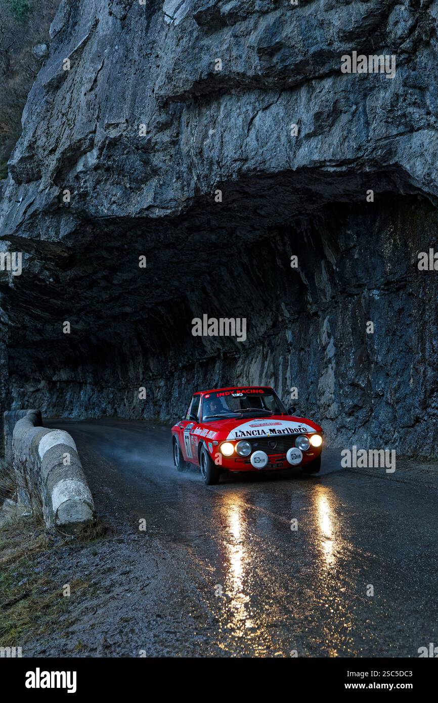 SAINT-NAZAIRE-LE-DESERT, FRANCE, 4 février 2025 : les voitures de rallye historiques roulent de la Drome à Monaco, dans le cadre du prestigieux Rallye Monte-Carlo Hist Banque D'Images