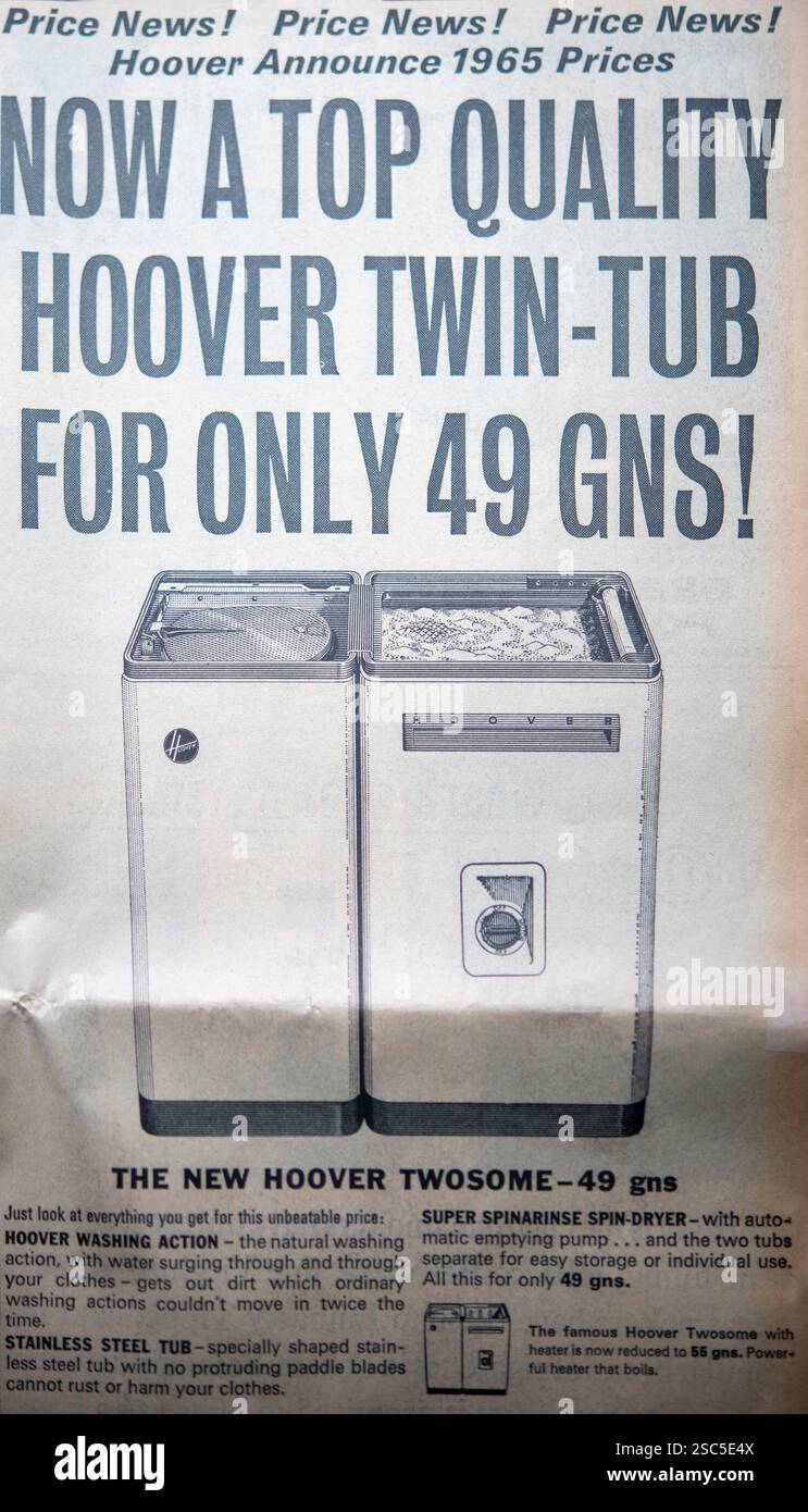 Publicité pour une double baignoire Hoover d'un journal britannique publié en janvier 1965 Banque D'Images