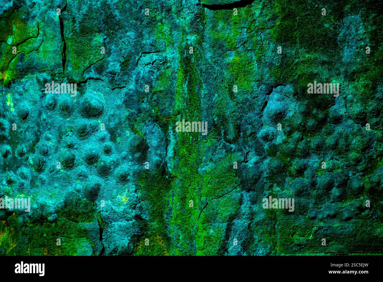 Représentation artistique d'une surface texturée verte et bleue, mettant en valeur des motifs complexes et des reflets, parfait pour les arrière-plans, les textures et le proj artistique Banque D'Images