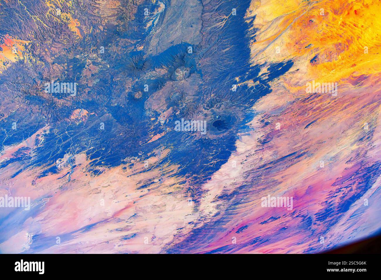 Relief des terres et beauté du paysage désertique. L'ISS survole l'Égypte et la Lybie. Amélioration numérique d'une image par la NASA. Banque D'Images