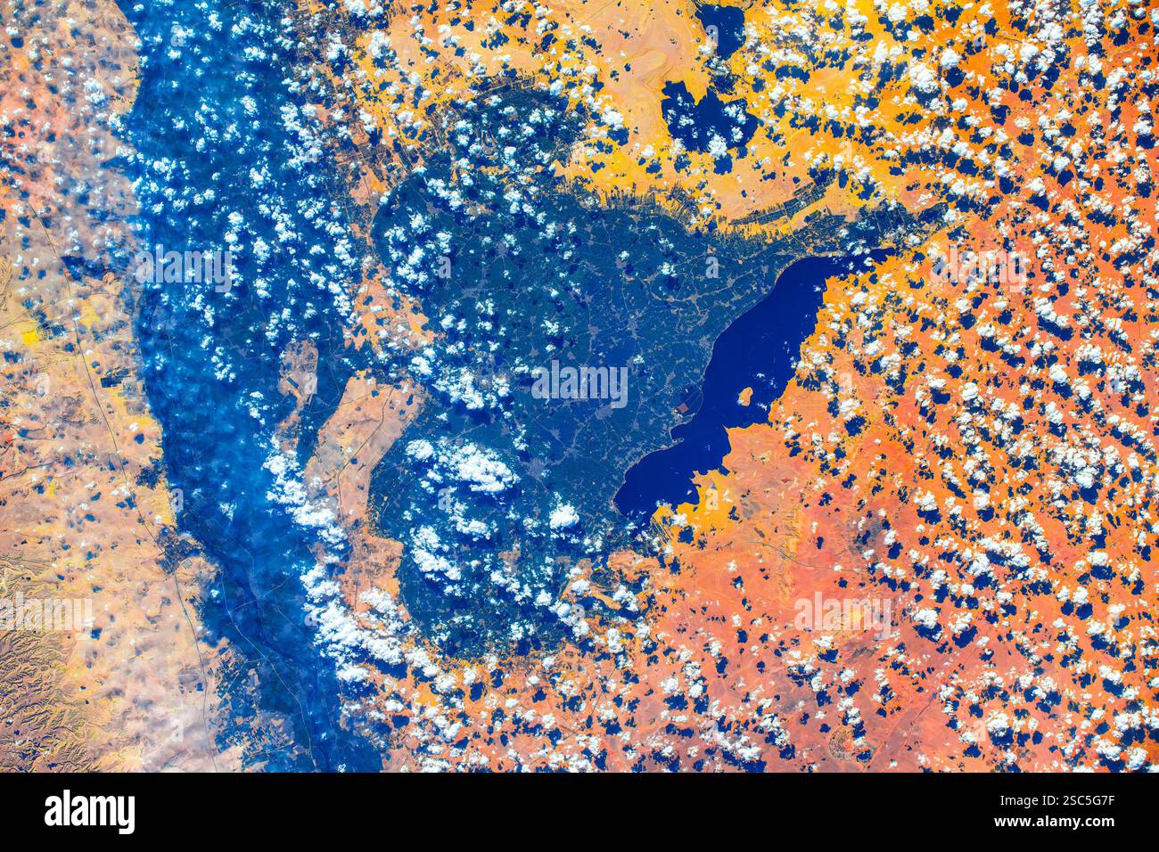 Beau paysage et caractéristiques de terre par le fleuve Nil. L'ISS vole par le Caire, en Égypte. Amélioration numérique d'une image par la NASA. Banque D'Images