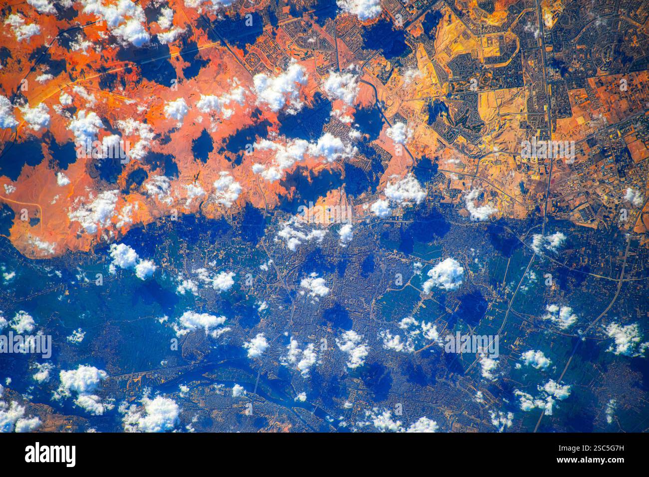 Paysage, terrain, nuages. L'ISS vole sur les côtes égyptiennes et israéliennes. Amélioration numérique d'une image par la NASA. Banque D'Images