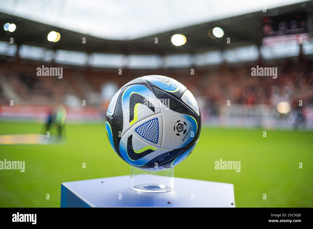 LUBIN, POLOGNE - 29 OCTOBRE 2023 : match de football polonais PKO Ekstraklasa entre KGHM Zaglebie Lubin vs Radomiak Radom 2:3. Bal officiel Adidas Oceaun Banque D'Images